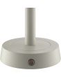 Detailfoto van de touch dimmer van de Brilliant Razor beige oplaadbare tafellamp van 26 cm hoog met rond rookglazen kap van 12 cm in diameter