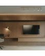 sfeerfoto van een taupe kleurige metalen plafondspot van 118 cm lang met zes spotjes boven een televisie wand