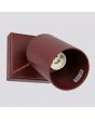 binnenzijde met fitting van het spotje van de bordeauxrood metalen spotje met vierkant wandplaatje en met staaf richtbare spot van 16 cm diep