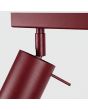 zijaanzicht scharnier spotje van de bordeauxrood metalen plafondspot met rechthoekige plafondplaat van 45 cm lang en drie met staaf richtbare spotjes