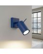brandend ultramarijn blauw metalen spot met vierkant wandplaatje van 8 cm en met staaf richtbare spotje