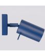zijaanzicht ultramarijn blauw metalen spot met vierkant wandplaatje van 8 cm en met staaf richtbare spotje
