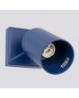 vooraanzicht met fitting van ultramarijn blauw metalen spot met vierkant wandplaatje van 8 cm en met staaf richtbare spotje