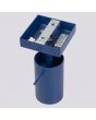 bevestiging van ultramarijn blauw metalen spot met vierkant wandplaatje van 8 cm en met staaf richtbare spotje