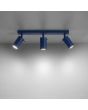 brandende ultramarijn blauw metalen plafondspot met rechthoekige plafondplaat van 45 cm en drie met staaf richtbare spotjes