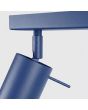 scharnier van een spotje van de ultramarijn blauw metalen plafondspot met rechthoekige plafondplaat van 45 cm en drie met staaf richtbare spotjes
