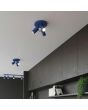sfeerfoto van twee ultramarijn blauw metalen plafondspots met ronde plafondplaat van 20 cm in diameter en drie met staaf richtbare spotjes langs een kastenwand