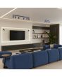 Sfeerfoto van een ultramarijn blauw metalen plafondspot met rechthoekige plafondplaat van 118 cm en zes met staaf richtbare spotjes naast een drie lichts versie uit dezelfde serie in een moderne woonkamer