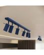sfeerfoto van ultramarijn blauw metalen plafondspot met rechthoekige plafondplaat van 118 cm en zes met staaf richtbare spotjes naast een drie lichtsversie
