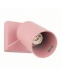 vooraanzicht met fitting van roze metalen spot met vierkant wandplaatje van 8 cm en met staaf richtbare spotje