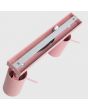 bevestiging van de roze metalen plafondspot met rechthoekige plafondplaat van 30 cm in lengte en met drie met staaf richtbare spotjes