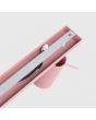 bevestiging van de roze metalen plafondspot met rechthoekige plafondplaat van 45 cm in lengte en met drie met staaf richtbare spotjes