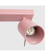 binnenzijde spotje met fitting van een roze metalen plafondspot met rechthoekige plafondplaat van 118 cm in lengte en met zes met staaf richtbare spotjes