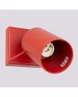 vooraanzicht met zicht op de fitting van het rood metalen spotje met vierkant wandplaatje van 8cm met staafje op het spotje te richten
