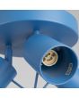 binnenzijde spotje met fitting van de lichtblauw metalen plafondspot met ronde plafondplaat van 20 cm in diameter met drie spotjes met staafje op het spotje om te richten