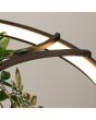 Detailfoto van de brandende LED ring van de zwarte cirkelvormige hanglamp met een diameter van 78 cm met LED in de ring en in het midden twee houders met planten
