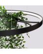 Detailfoto bovenaanzicht van de zwarte cirkelvormige hanglamp met een diameter van 78 cm met LED in de ring en in het midden twee houders met planten