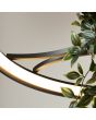Detailfoto onderaanzicht van de zwarte cirkelvormige hanglamp met een diameter van 78 cm met LED in de ring en in het midden twee houders met planten