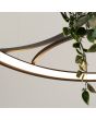 Detailfoto van het onderaanzicht van de zwarte cirkelvormige hanglamp met een diameter van 110 cm met LED in de ring en in het midden twee houders met planten