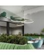 Sfeerfoto van drie olijfgroene cirkelvormige hanglampen Rio met verschillende diameters in een kantine