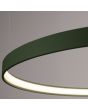 Detailfoto van de brandende LED ring van de olijfgroene cirkelvormige hanglamp Rio met een diameter van 110 cm en een LED ring aan de binnenzijde