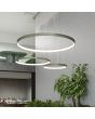 Sfeerfoto van drie olijfgroene cirkelvormige hanglampen Rio met verschillende diameters  in een open ruimte