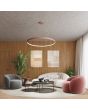 Sfeerfoto van een okerrode ringvormige hanglamp Rio met een LED ring aan de binnenzijde boven en salontafel in een woonkamer