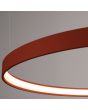 Detailfoto van de brandende LED ring van de okerrode ringvormige hanglamp Rio met een diameter van 110 cm met een LED ring aan de binnenzijde