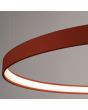 Detailfoto van een brandende LED ring van de okerrode ringvormige hanglamp Rio met drie ringen met een diameter van 55, 78 en 110 cm met een LED ring aan de binnenzijde