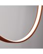 Detailfoto van de brandende LED ring van de okerrode ringvormige hangende spiegellamp Rio met een diameter van 55 cm met een LED ring aan de binnenzijde