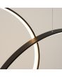 Detailfoto van een bevestigingspunt en brandende LED ring van de zwarte hanglamp Rio met vijf verticale ringen in drie formaten, 55, 78 en 110 cm met elk LED aan de binnenzijde