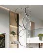 closeup sfeerfoto van een zwarte hanglamp Rio met vijf verticale ringen in drie formaten, 55, 78 en 110 cm met elk LED aan de binnenzijde in een vide
