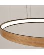 Detailfoto van de brandende LED in de eikenhouten cirkelvormige hanglamp met een diameter van 79 cm met LED aan de binnenzijde