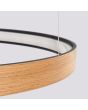 Detailfoto van de ring van de eikenhouten cirkelvormige hanglamp met een diameter van 79 cm met LED aan de binnenzijde