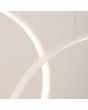 Detailfoto van een bevestigingspunt en brandende LED van een witte hanglamp Rio met drie verticale ringen in drie formaten, 55, 78 en 110 cm met elk LED aan de binnenzijde