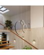 Sfeerfoto van een zwarte hanglamp Rio met drie verticale ringen in drie formaten, 55, 78 en 110 cm met elk LED aan de binnenzijde in een vide