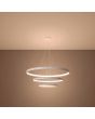 Thoro Rio TH.215 sfeerfoto van witte cirkelvormige hanglamp met drie ringen van resp. 55, 78 en 110cm met lichtbeeld