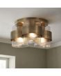 antiek messing plafondlamp van 42 cm in diameter met drie geribbeld glazen kappen met een messing band aan een plafond