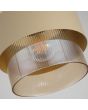 Detailfoto van de onderzijde van de Searchlight Royal hanglamp met zandkleurige plafondplaat en zandkleurige metalen band om een cilindervormig amberkleurig ribbelglazen kap