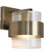brandende messing kleurige wandlamp van 24 cm hoog met een geribbeld glazen kap en een messing band eromheen