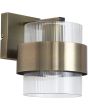 messing kleurige wandlamp van 24 cm hoog met een geribbeld glazen kap en een messing band eromheen