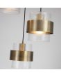kap van de messing kleurige hanglamp met een diameter van 42 cm en drie pendels met elk een geribbeld glazen kap en een messing band eromheen