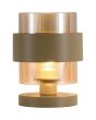 Brandende Searchlight Royal tafellamp met zandkleurige voet en zandkleurige metalen band om een cilindervormig amberkleurig ribbelglas