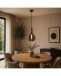 zwarte druppelvormige hanglamp Sander van rookglas met een diameter van 25cm boven een eettafel in een eetkamer