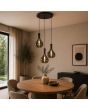zwarte hanglamp Sander met een diameter van 50 cm en drie pendels met elk een druppelvormige kap van rookglas met een diameter van 25cm boven een eettafel in een eetkamer