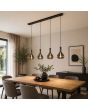 zwarte hanglamp Sander met een lengte van 124 cm en vier pendels met elk een druppelvormige kap van rookglas met een diameter van 25cm boven een eettafel in een eetkamer