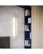 Thoro Sappo TH.206 sfeerfoto van witte slanke wandlamp van 150cm voor indirect licht langs een boekenkast