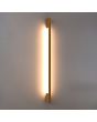 Thoro Sappo TH.208 sfeerfoto van goudkleurige slanke wandlamp van 150cm voor indirect licht tbv lichtbeeld