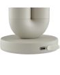 Detailfoto van de USB laadpoort van de Brilliant Sayu beige oplaadbare tafellamp van 26,8 cm hoog in U vorm met vaas in 1 poot en een LED unit op de andere