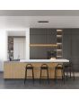 Sfeerfoto van de Hanglamp Sollux Skog met 150cm lange eikenhouten balk met geintegreerde LED naar onder boven een kookeiland voor een antraciet grijze keuken